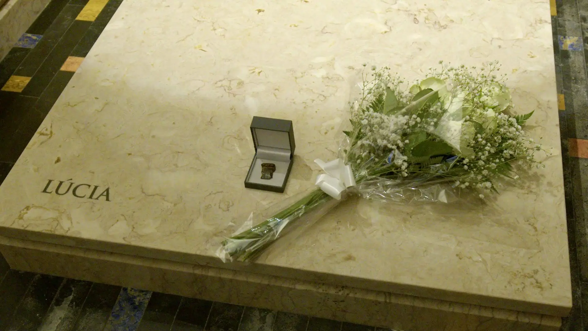 Estilhaço de bomba da guerra na Ucrânia depositado no túmulo da irmã Lúcia