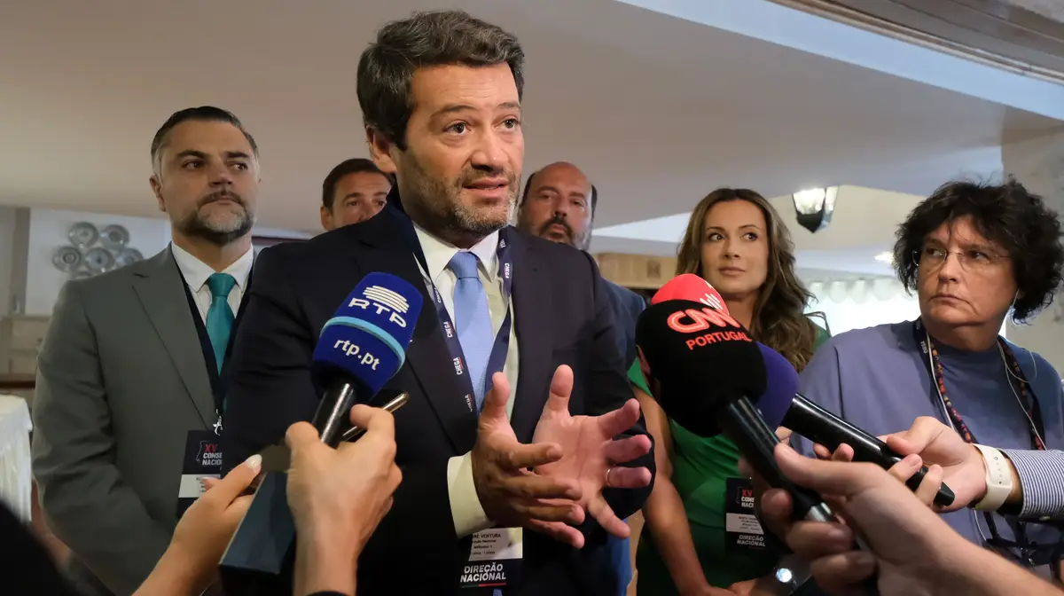 André Ventura fala aos jornalistas no início do 15.º conselho nacional do Chega.