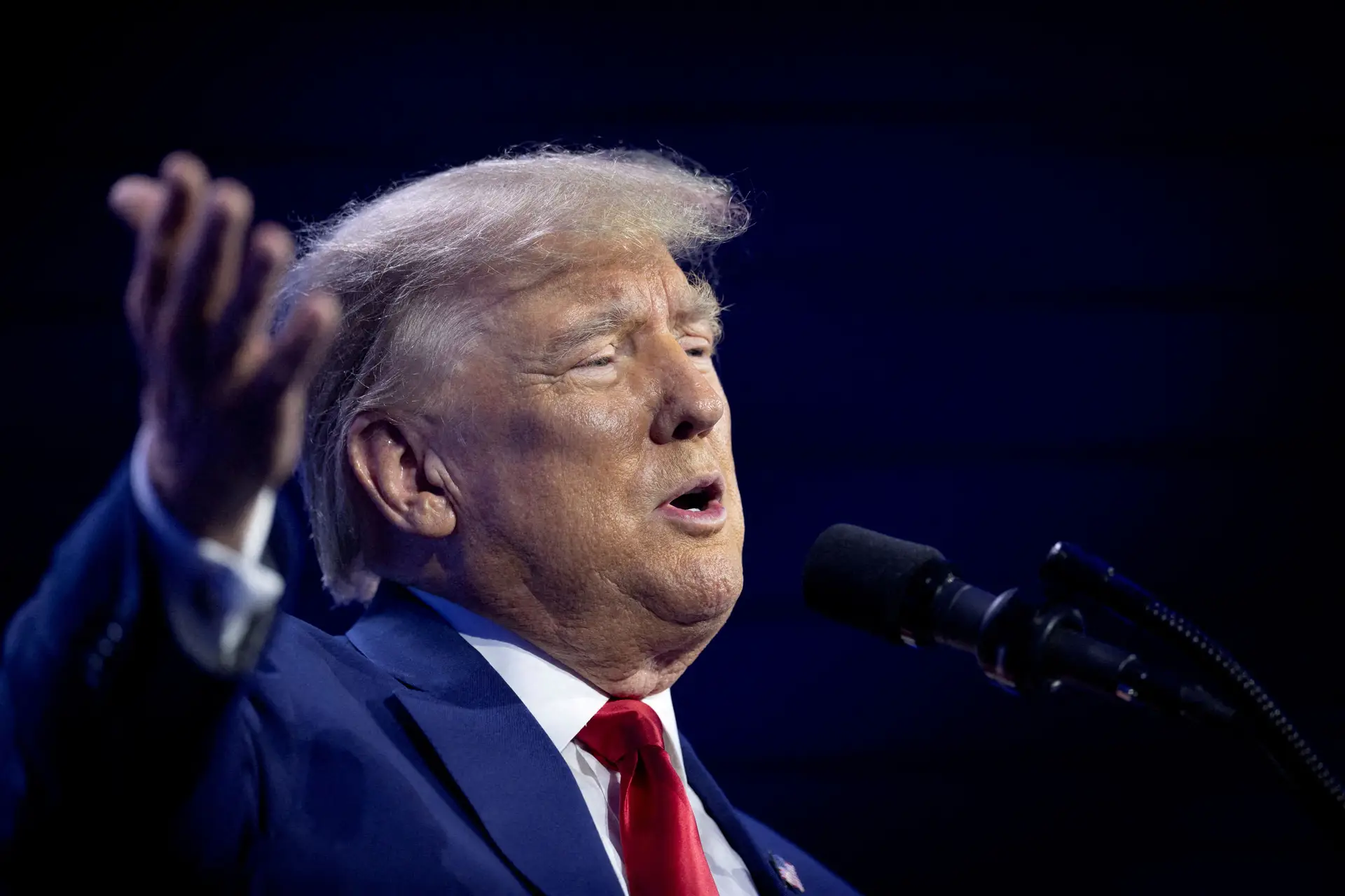 Donald Trump ataca juíza após alertas contra comentários incendiários