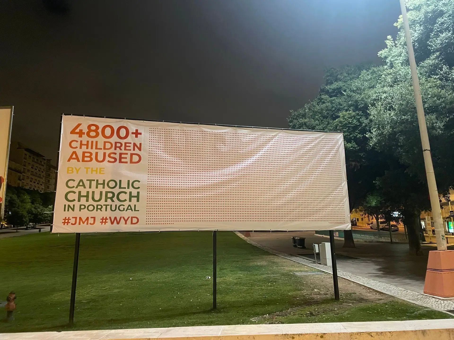 Cartaz sobre abusos sexuais na Igreja erguido no dia em que Papa chega a Lisboa