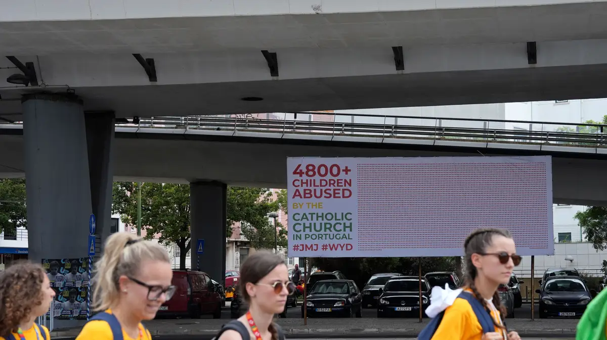 Cartaz sobre as vítimas de abusos sexuais na Igreja Católica