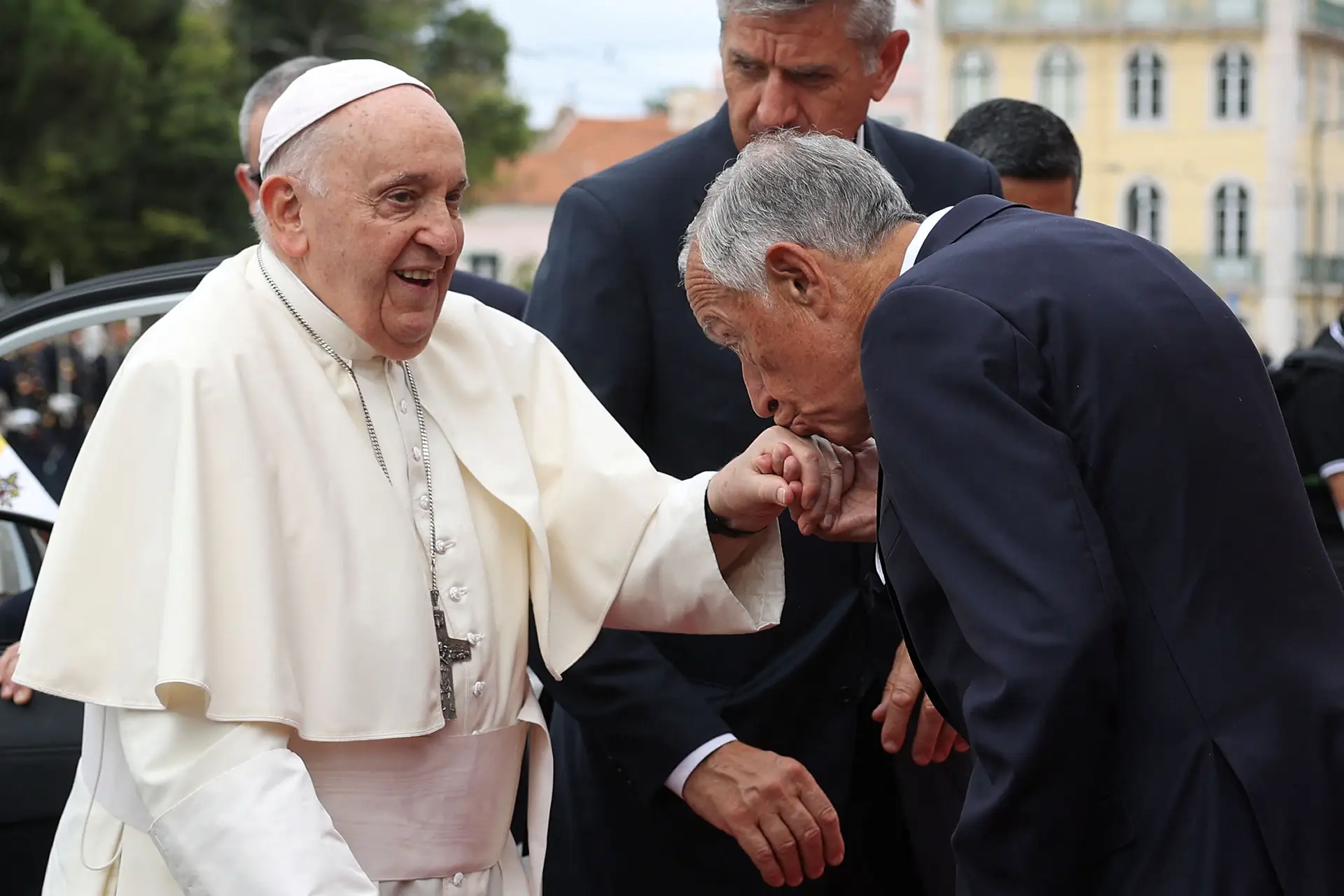 Presidente da República beija a mão de Francisco na receção oficial ao Papa, em Lisboa