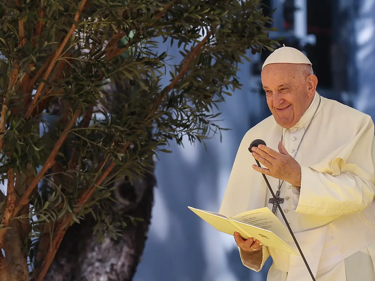 O curto encontro (e a prenda) entre António Costa e o Papa Francisco - SIC  Notícias