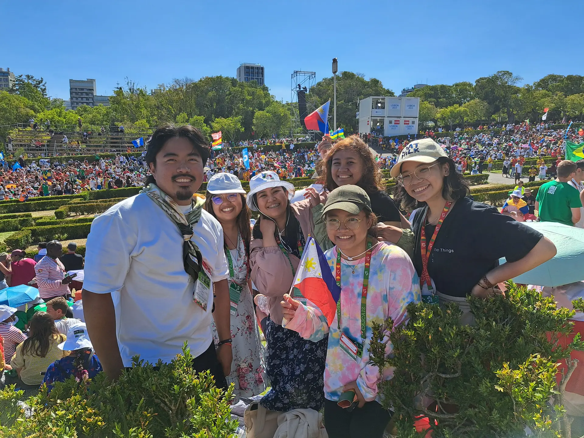 Um grupo de jovens vindo de Manila, nas Filipinas, diz que a viagem longa "vale a pena" só por estarem na presença de Francisco