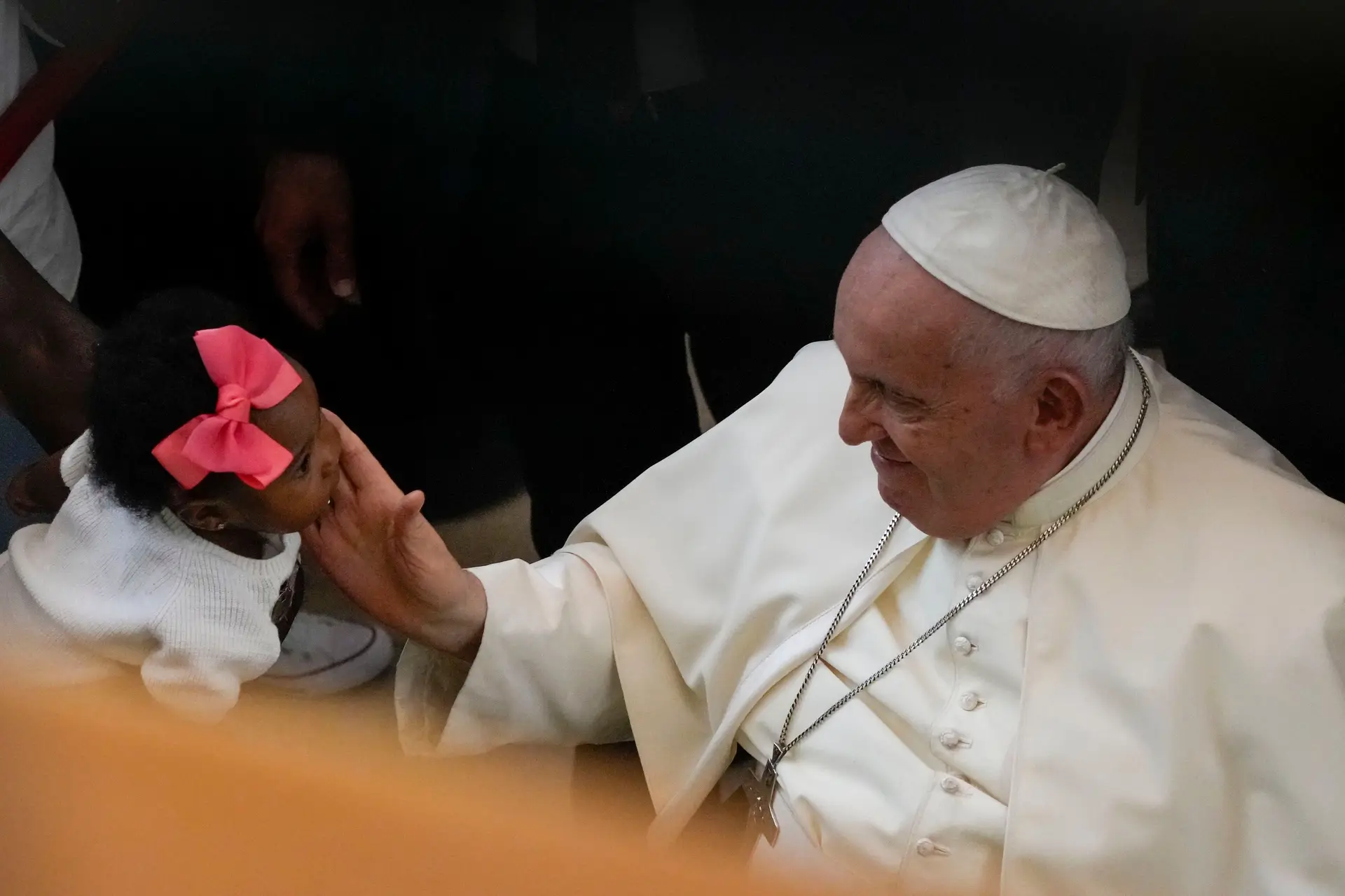 Papa Francisco abençoa uma criança