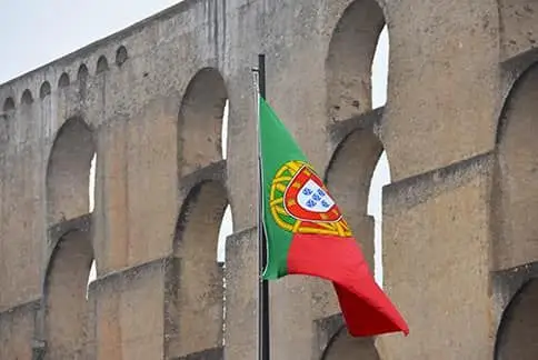 Desconhecidos substituem bandeira nacional por uma da federação