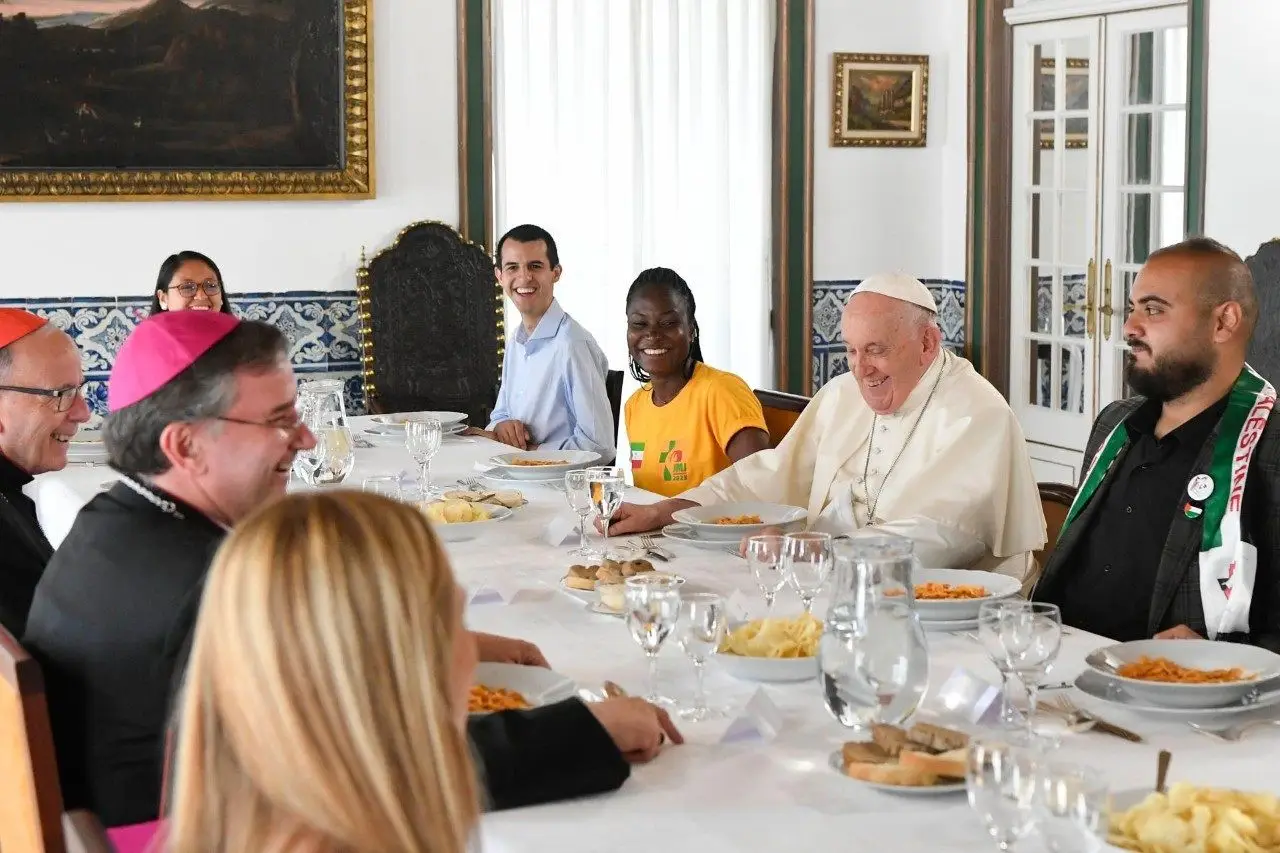 Massa, carne e manga à mesa no almoço do Papa com 10 jovens