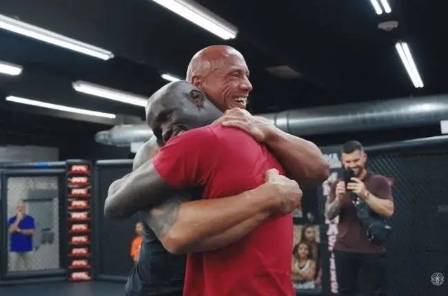 "The Rock" oferece casa a lutador do UFC que dormia no ginásio