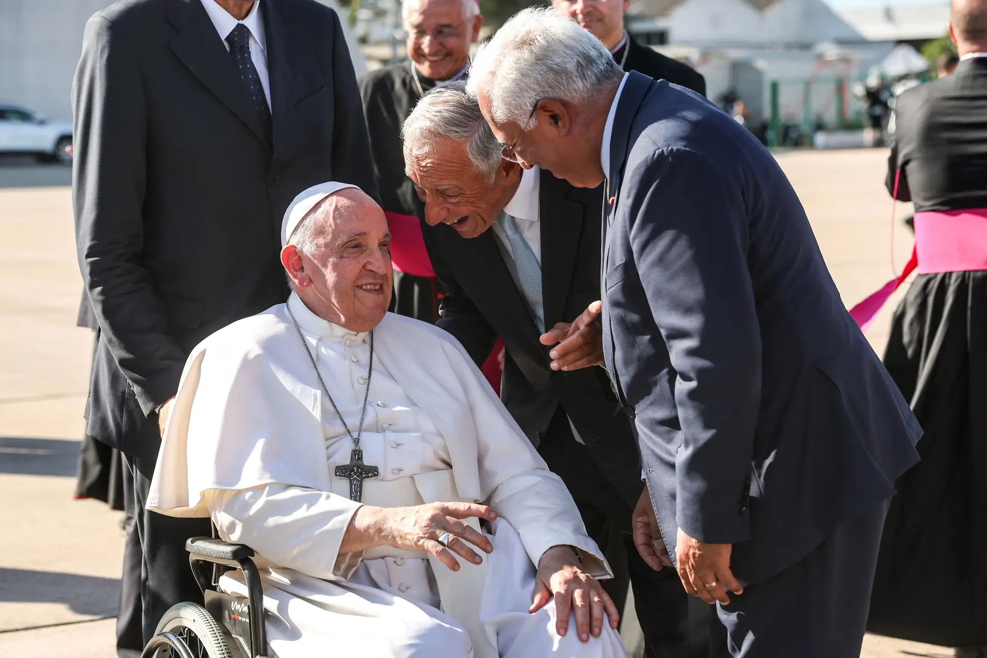 O curto encontro (e a prenda) entre António Costa e o Papa Francisco - SIC  Notícias