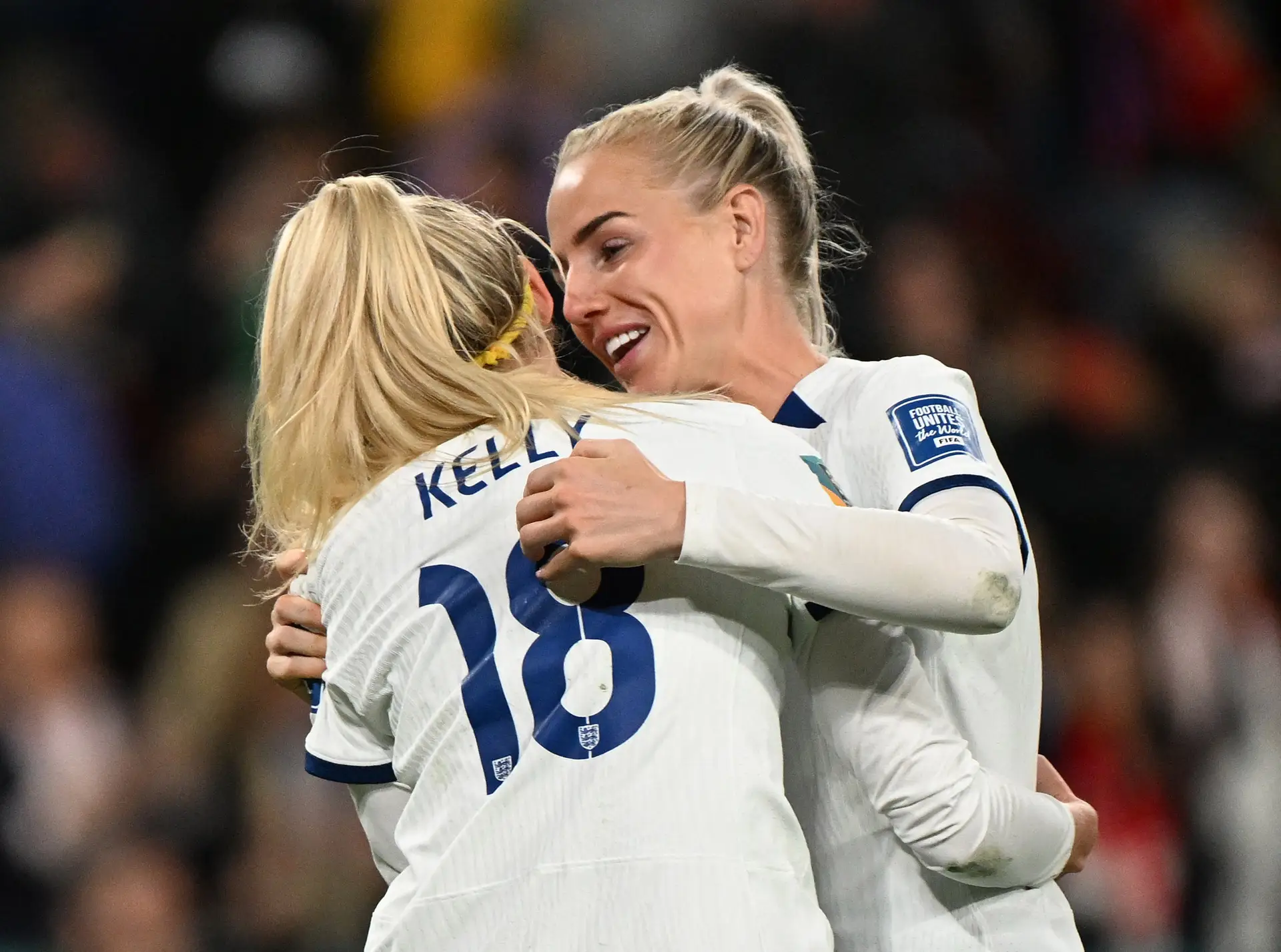 Chloe Kelly e Alex Greenwood celebram após o jogo