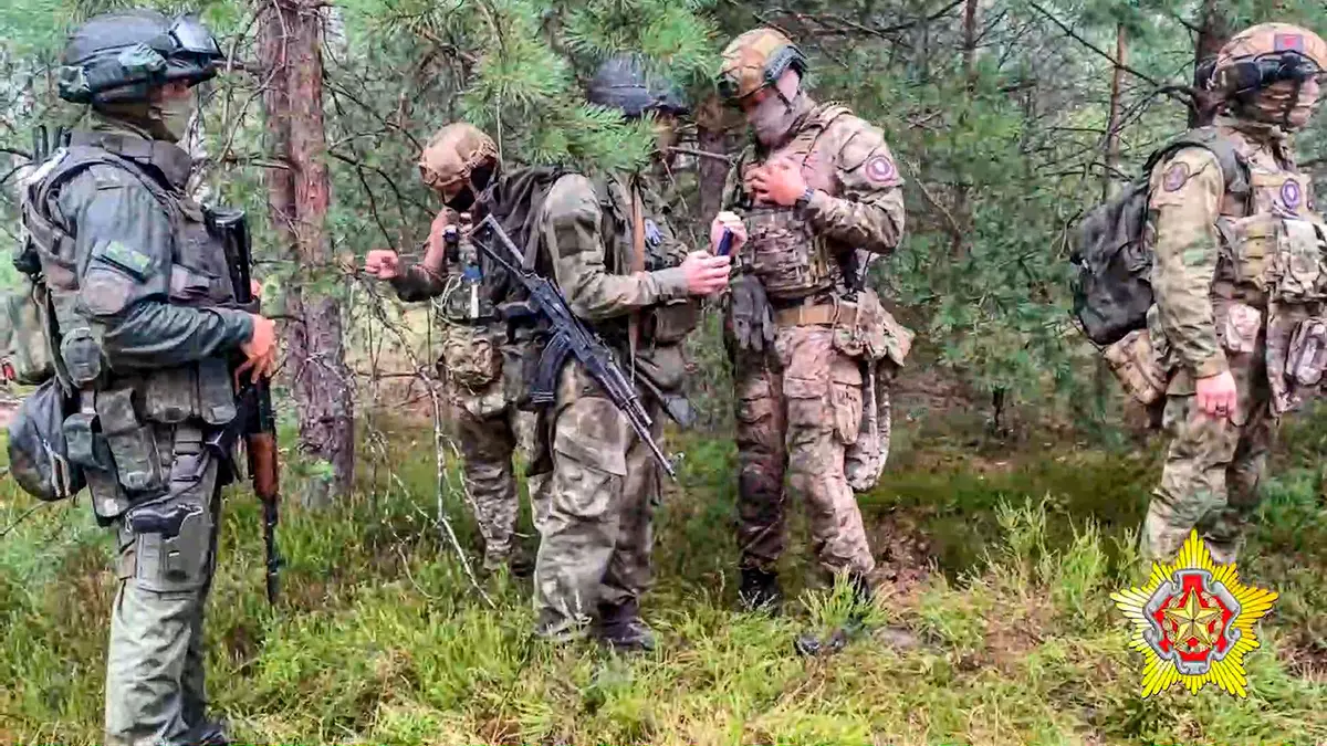 Mercenários do Grupo Wagner na fronteira da Bielorrússia com a Plónia.