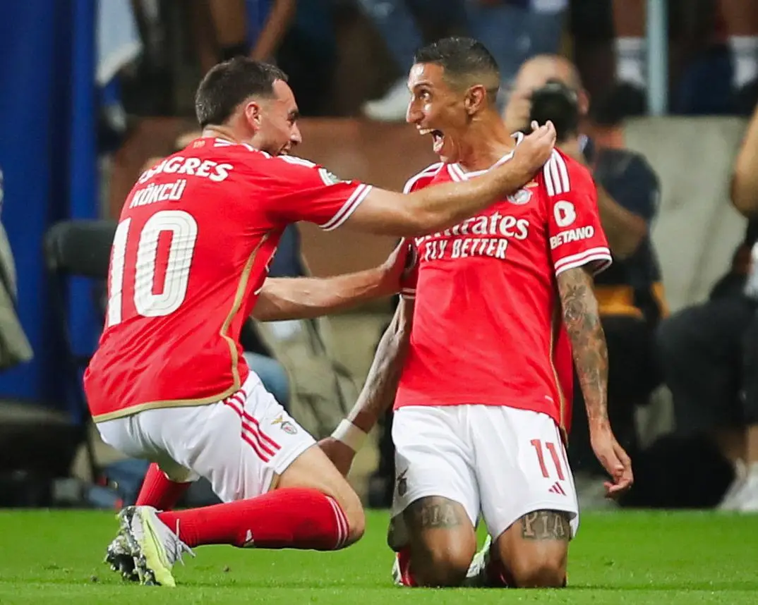  Di María e Kokçu celebram o primeiro golo do jogo. 