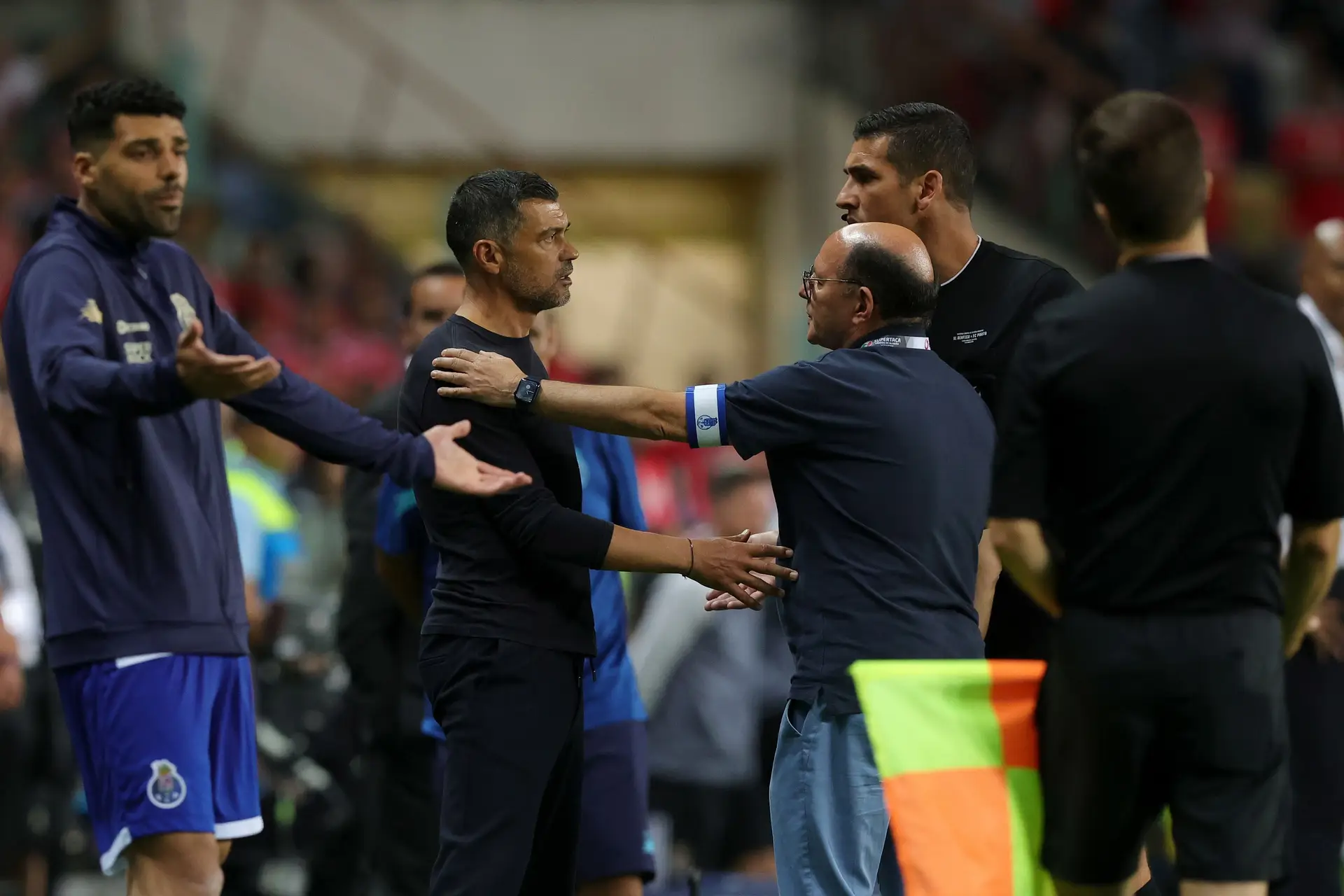 Sérgio Conceição protesta durante a Supertaça.