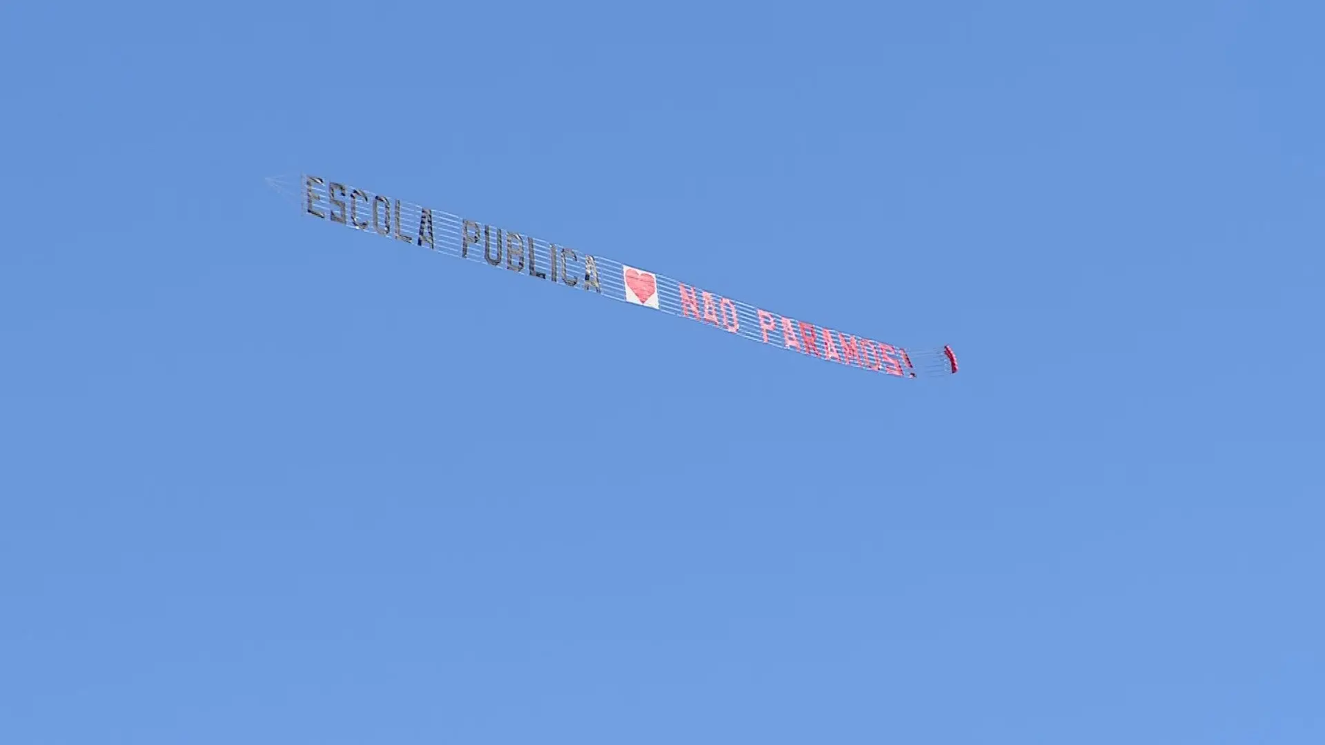 Professores em protesto lançam aviões em praias de Lisboa e Algarve