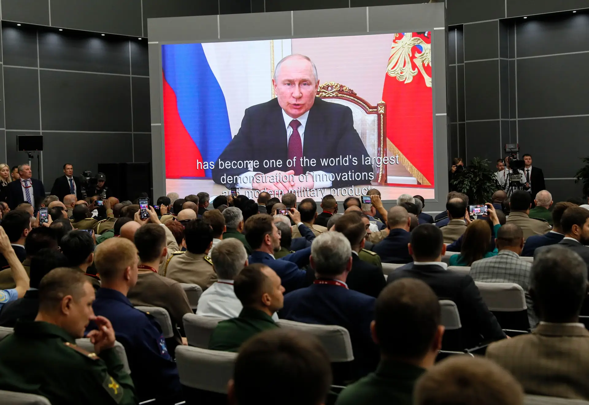 Putin em discurso na feira de armamento da Rússia