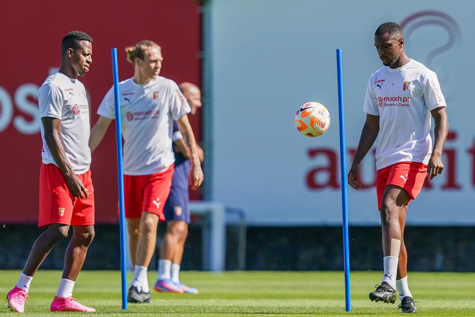 Banza e Niakité durante treino do SC Braga.