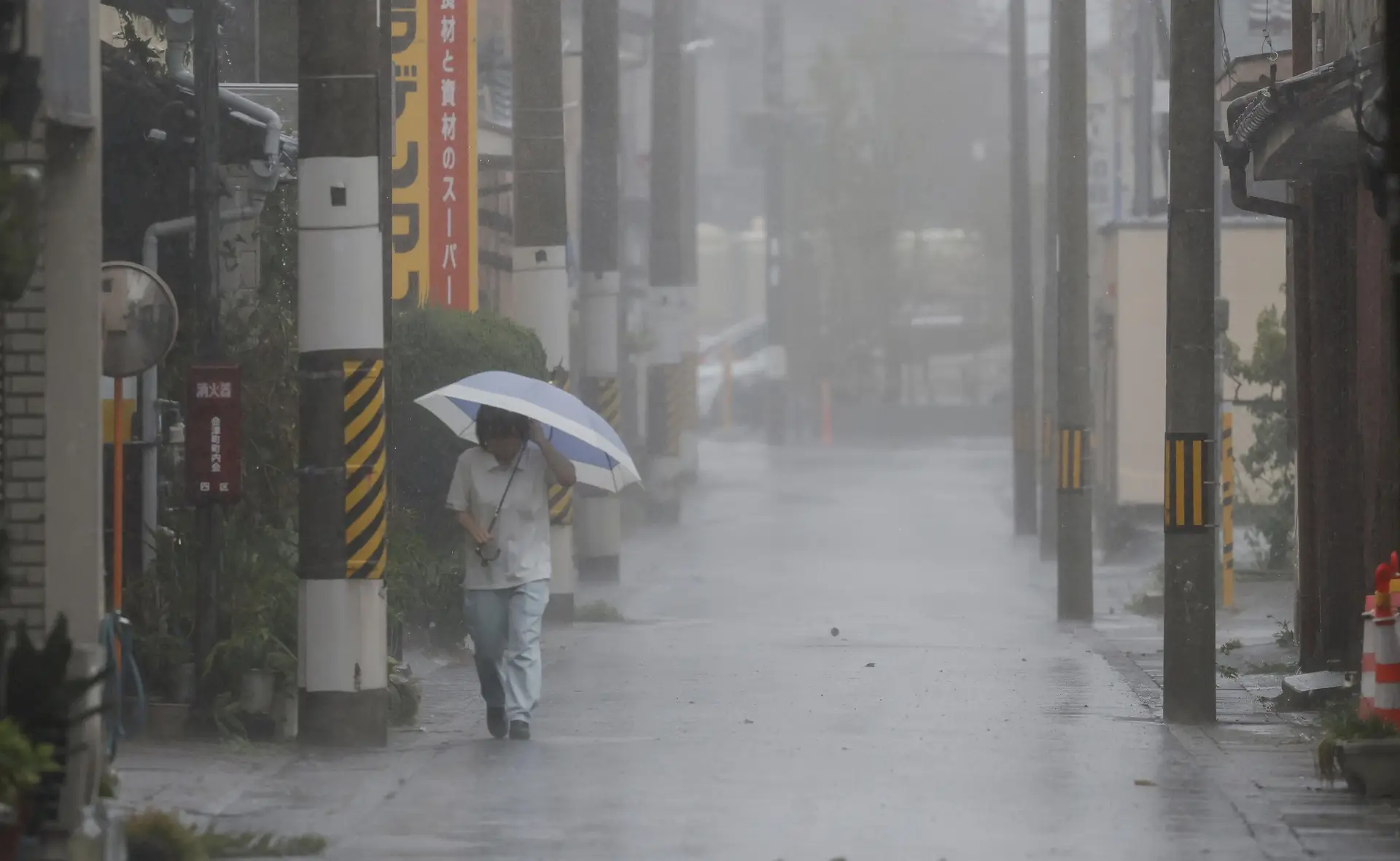 Tempestade tropical causa dois feridos e suspende voos e comboios no Japão  foto