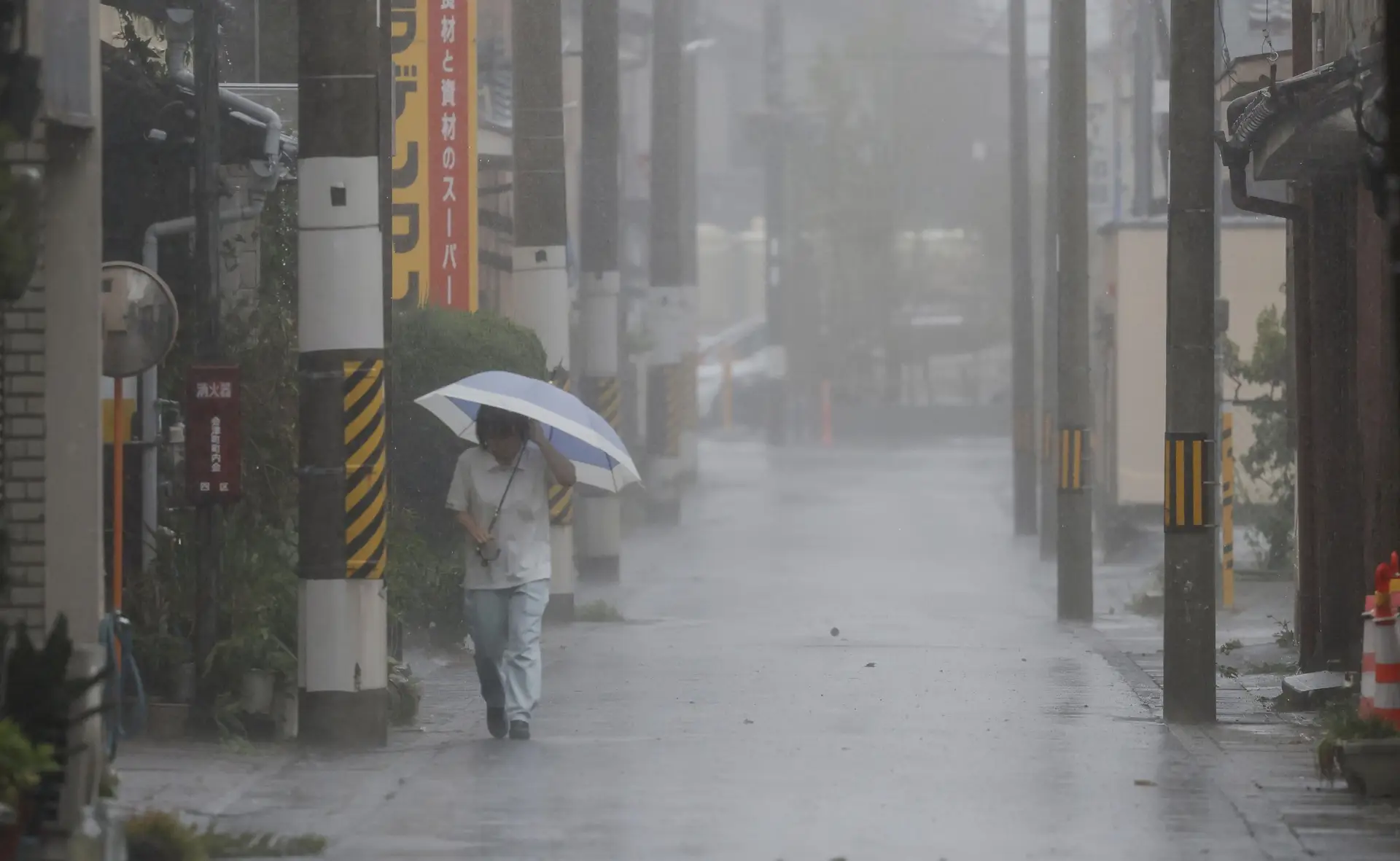 Tempestade obriga a cancelar transportes e jogos de futebol no