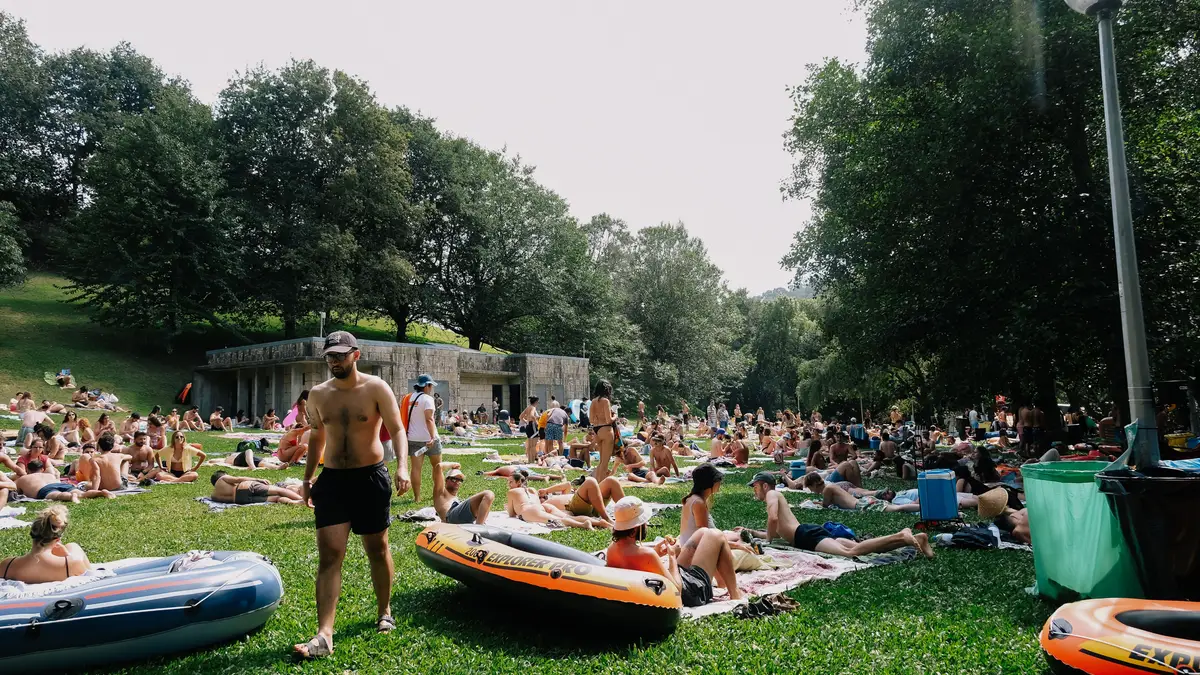 Festivaleiros na praia fluvial do Taboão, no Vodafone Paredes de Coura. 