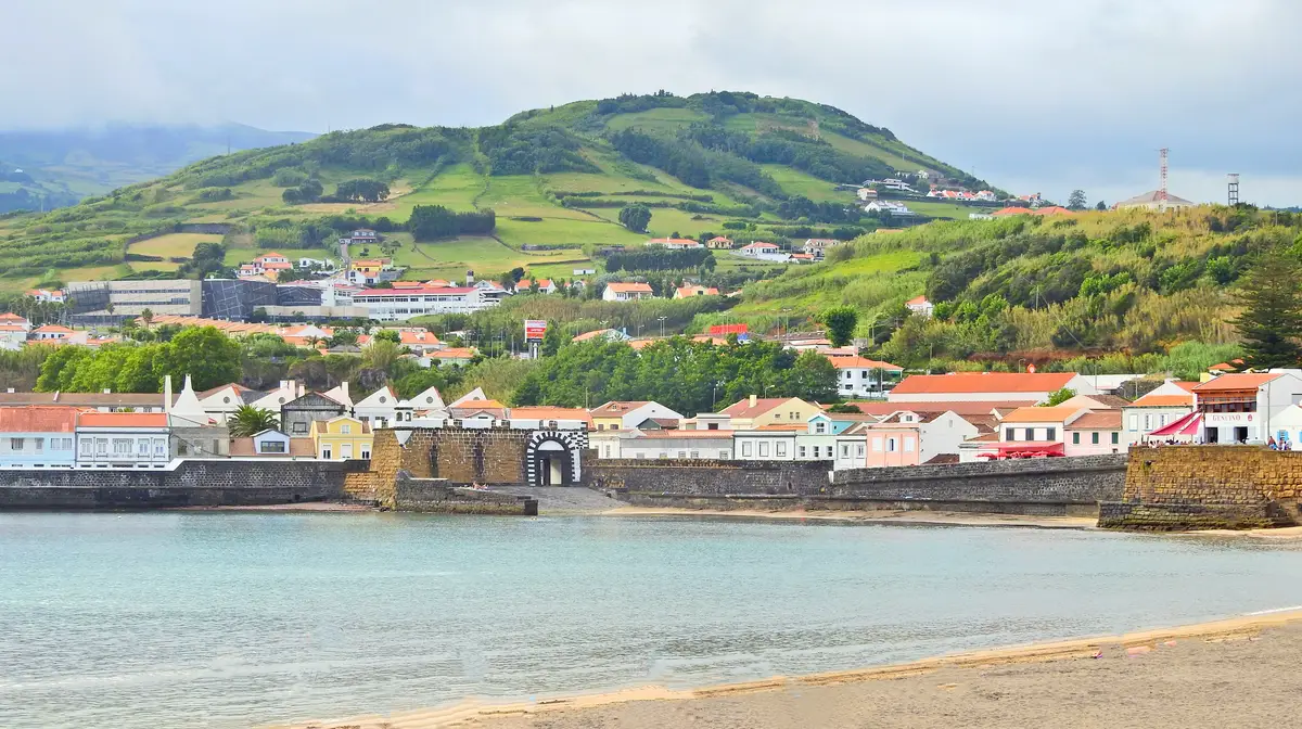 Levantada interdição a banhos na praia de Porto Pim, nos Açores - SIC  Notícias