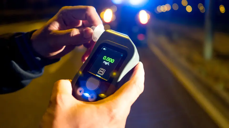 Aparelho usado para determinar a concentração de vapor de álcool no ar exalado por uma pessoa.