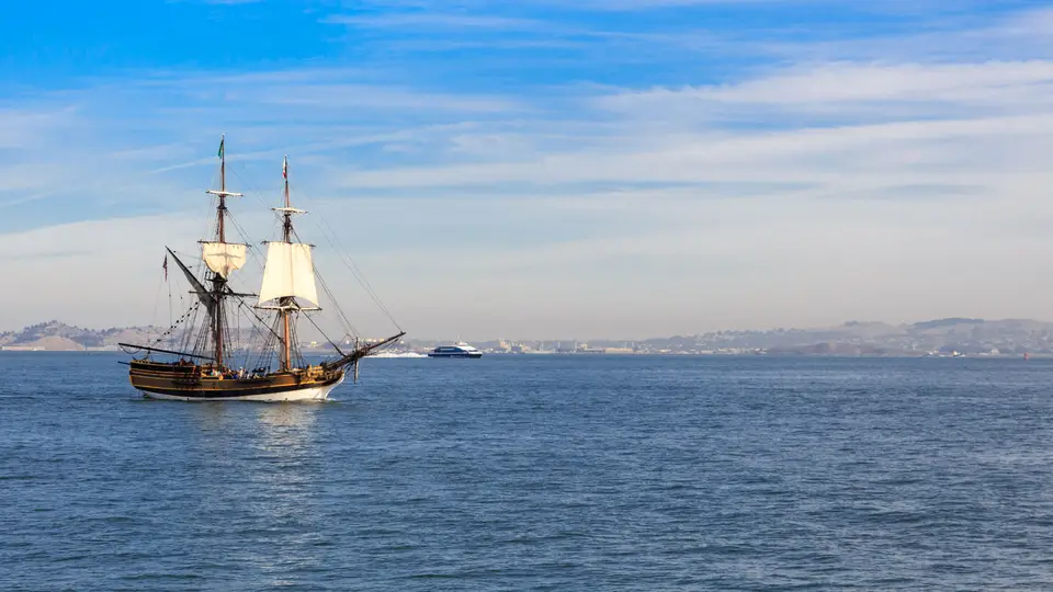 Caravela portuguesa está no Cais da Ribeira, no Porto