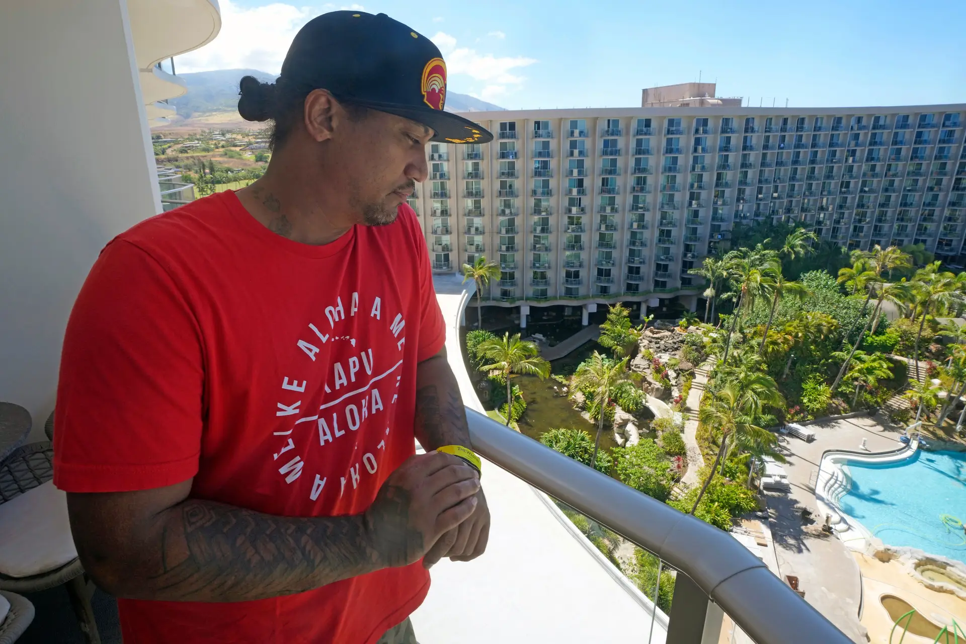 J.P. Mayoga, chef do Westin Maui, na varanda do hotel perto de Lahaina, no Havai. Cerca de 200 funcionários estão a morar no hotel com as suas famílias após os incêndios que fustigraram a ilha.