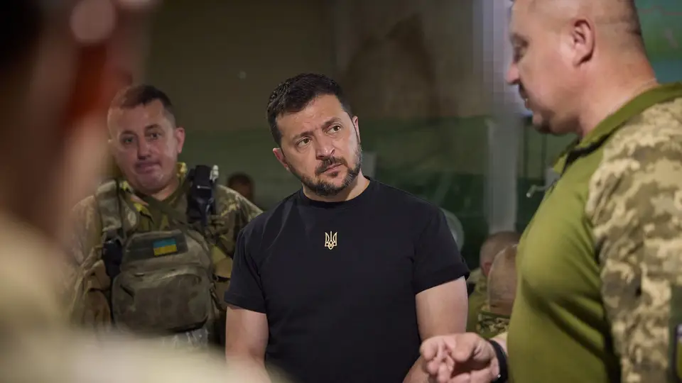 O Presidente da Ucrânia, Volodymyr Zelensky, visita as tropas ucranianas na zona de Zaporíjia