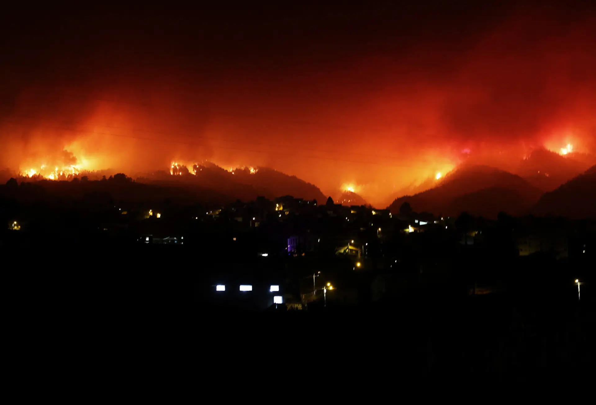 Incêndio em Tenerife continua descontrolado e já consumiu 5.000 hectares