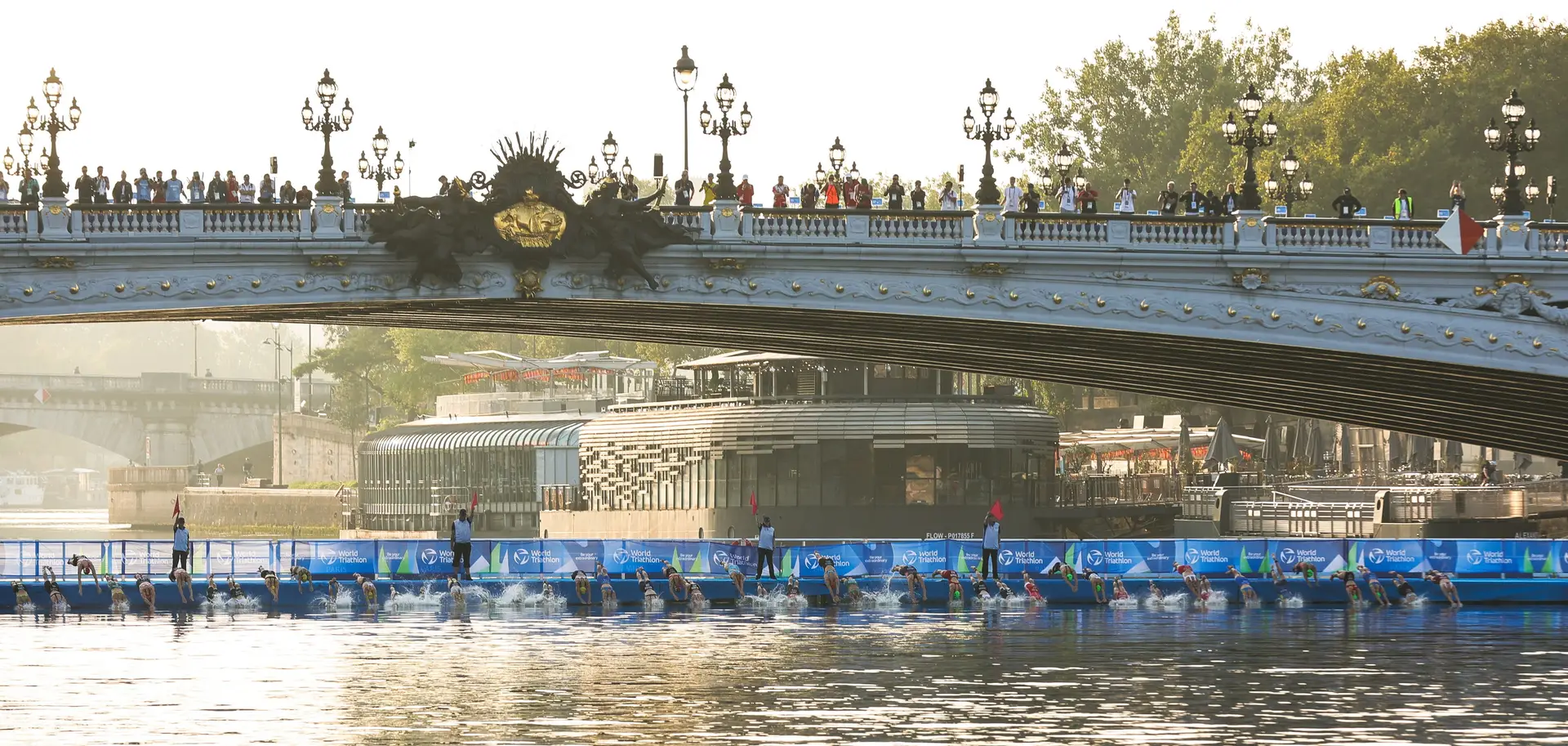 Qualidade da água do rio Sena, em Paris, obriga a cancelar prova