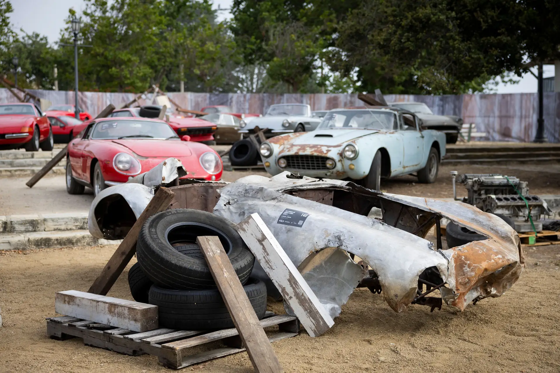 Carroçaria queimada de Ferrari de 1954 leiloada por dois milhões de euros