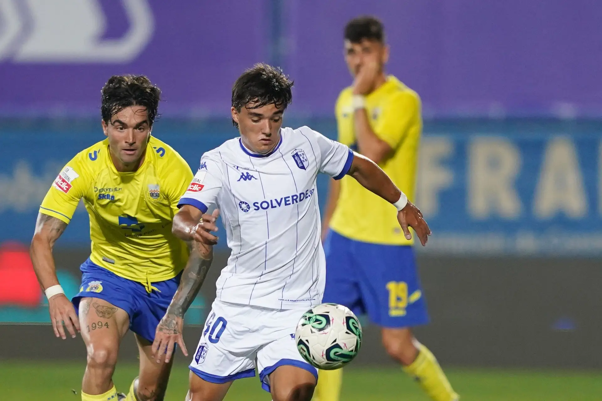 Nascimento (D) do Vizela disputa a bola com Janson do Arouca durante o jogo a contar para a Primeira Liga de Futebol realizado no Estádio do Futebol Clube de Vizela em Vizela