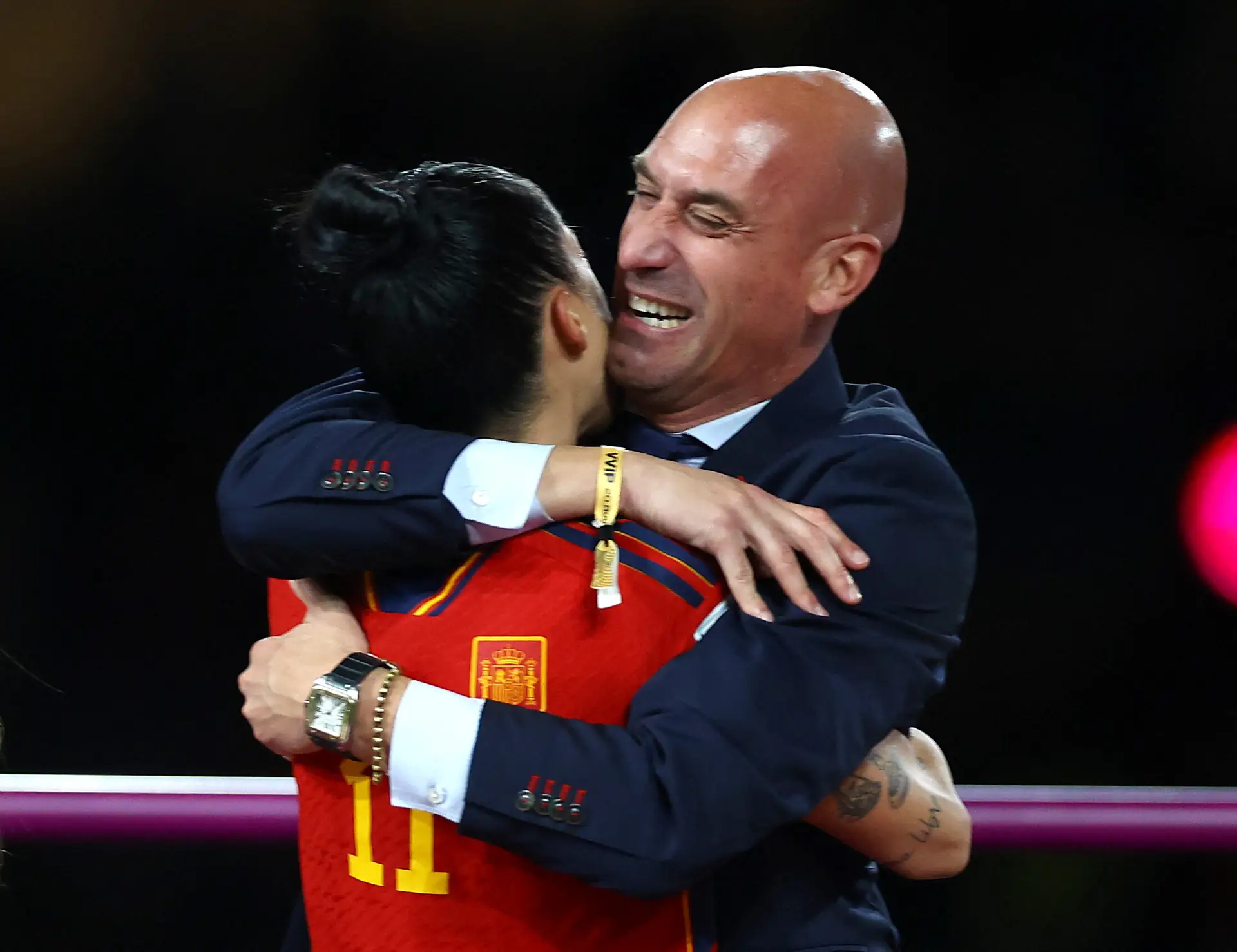 Luis Rubiales celebra com Jenni Hermoso a conquista do Mundial feminino de futebol.
