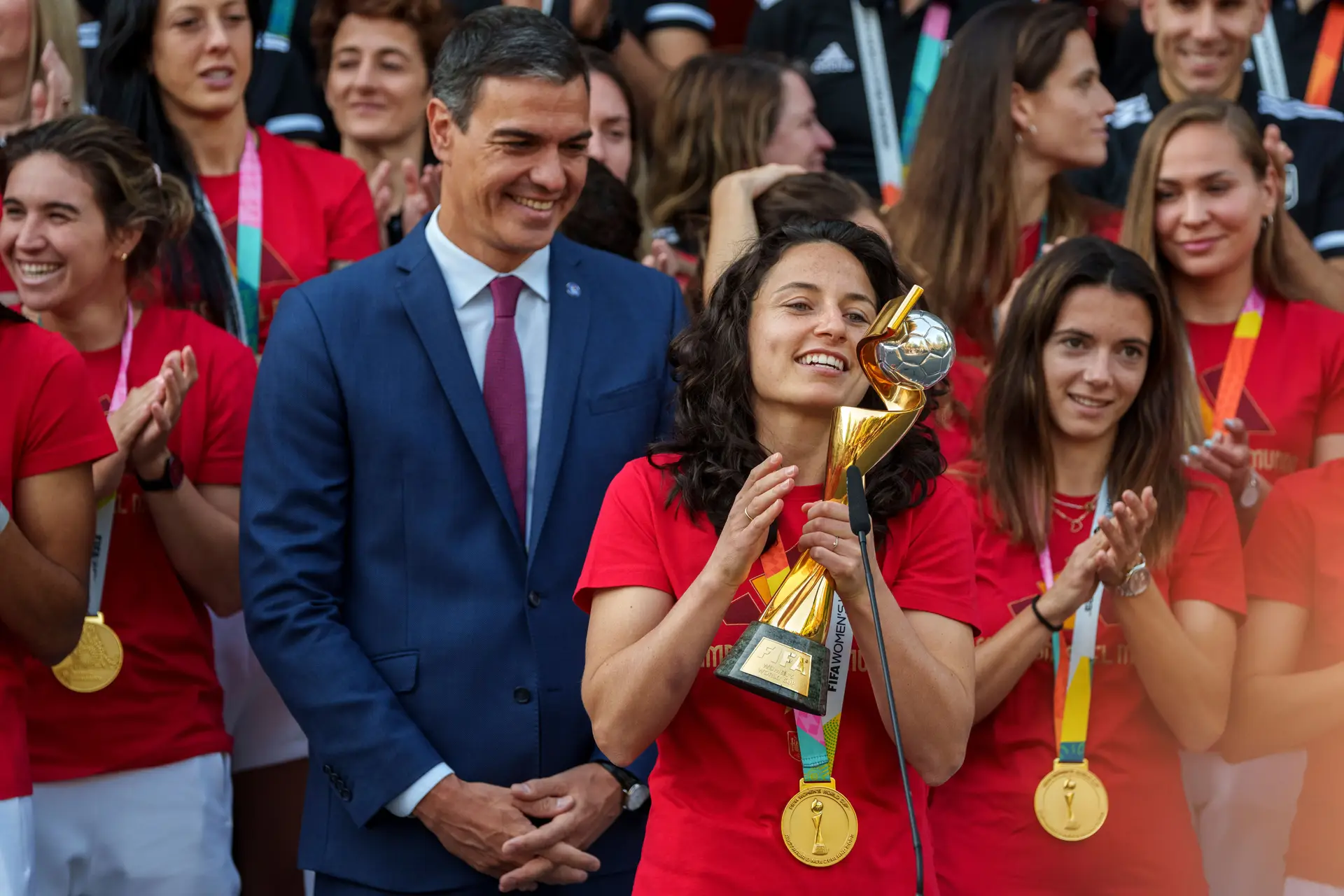 Pedro Sánchez recebe as campeãs do mundo em Madrid.