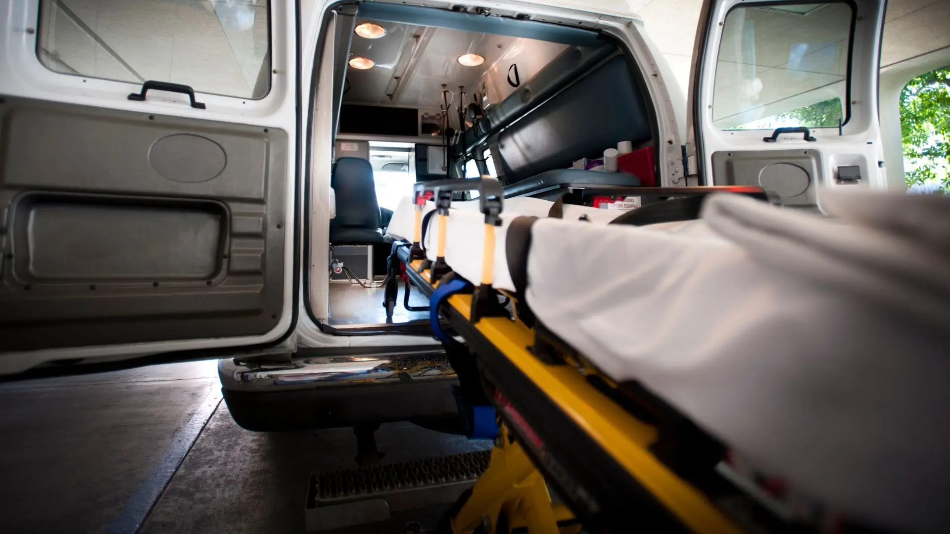 Bombeiros decidem se passam a cobrar taxa aos hospitais que retenham macas de ambulâncias