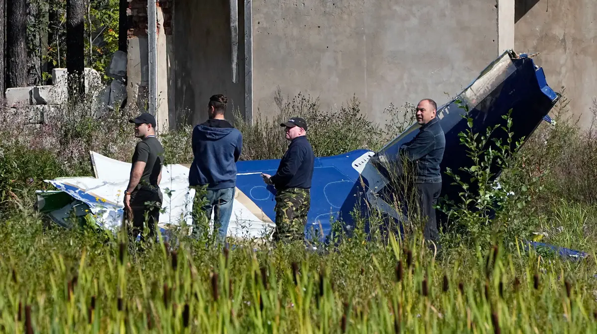 Inspetores russos junto aos destroços do jato onde seguiria Prigozhin, líder do grupo Wagner.
