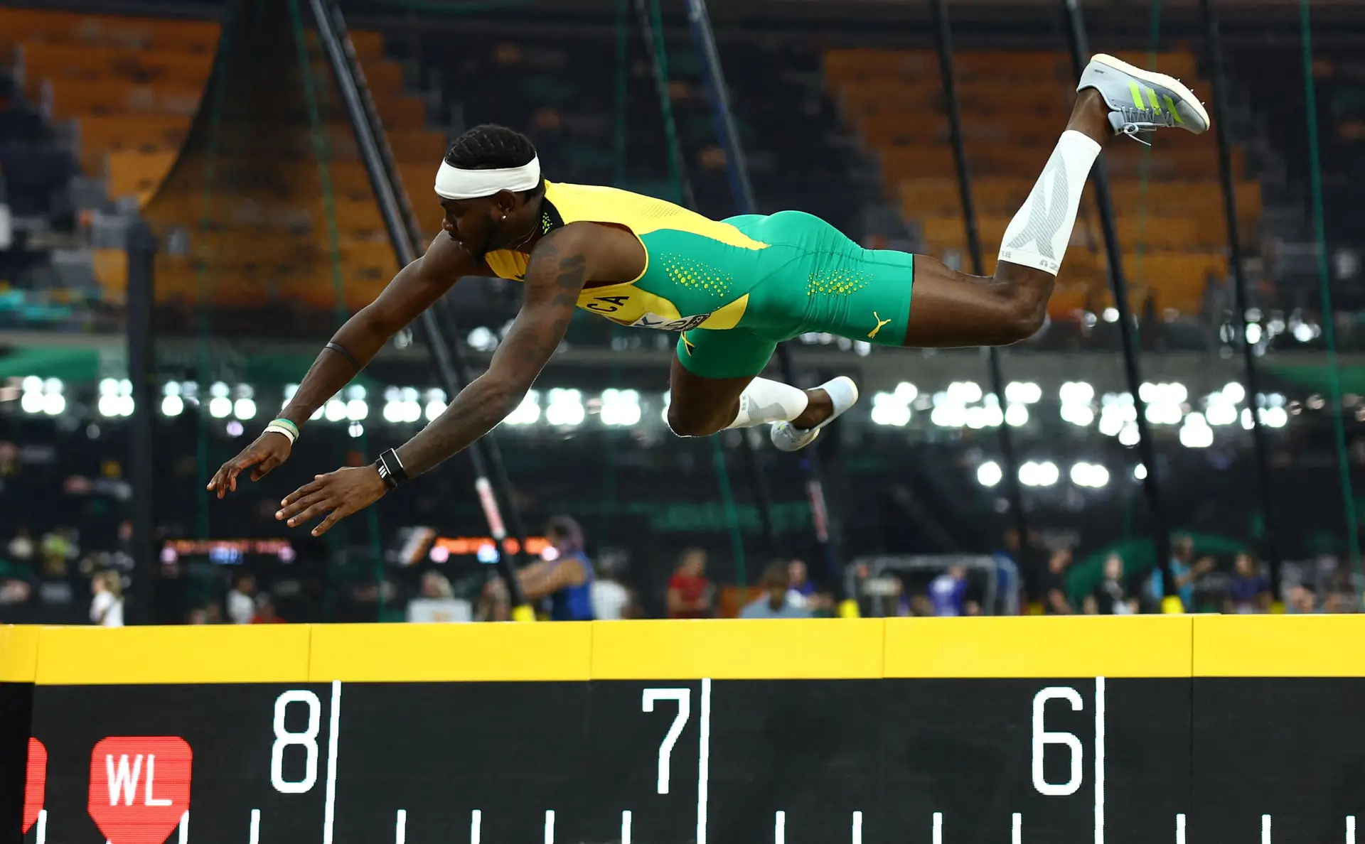 Jamaicano faz salto à Super-Homem no Mundial de Atletismo