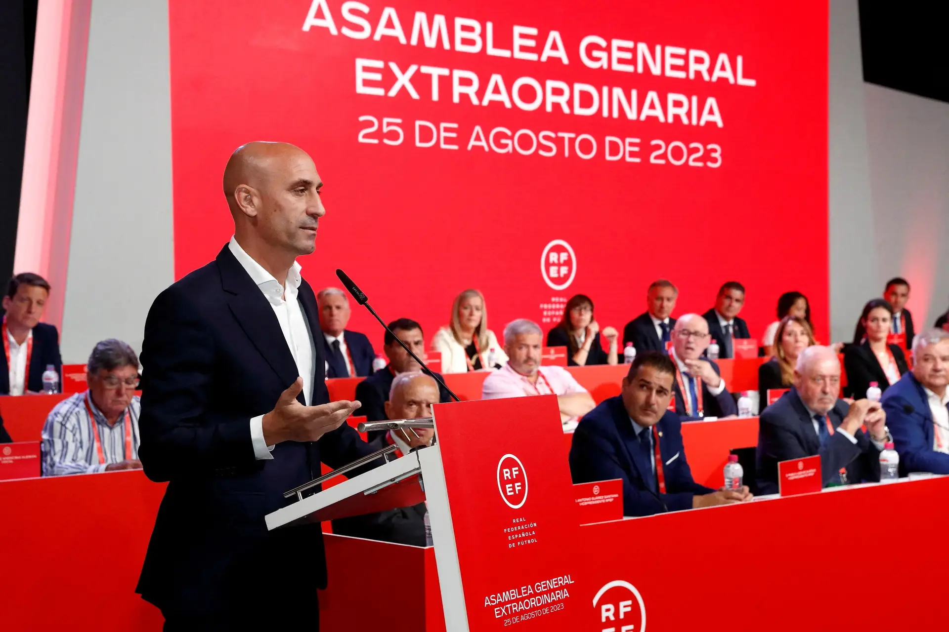 Federação Espanhola de Futebol anuncia presidente interino após suspensão de Rubiales