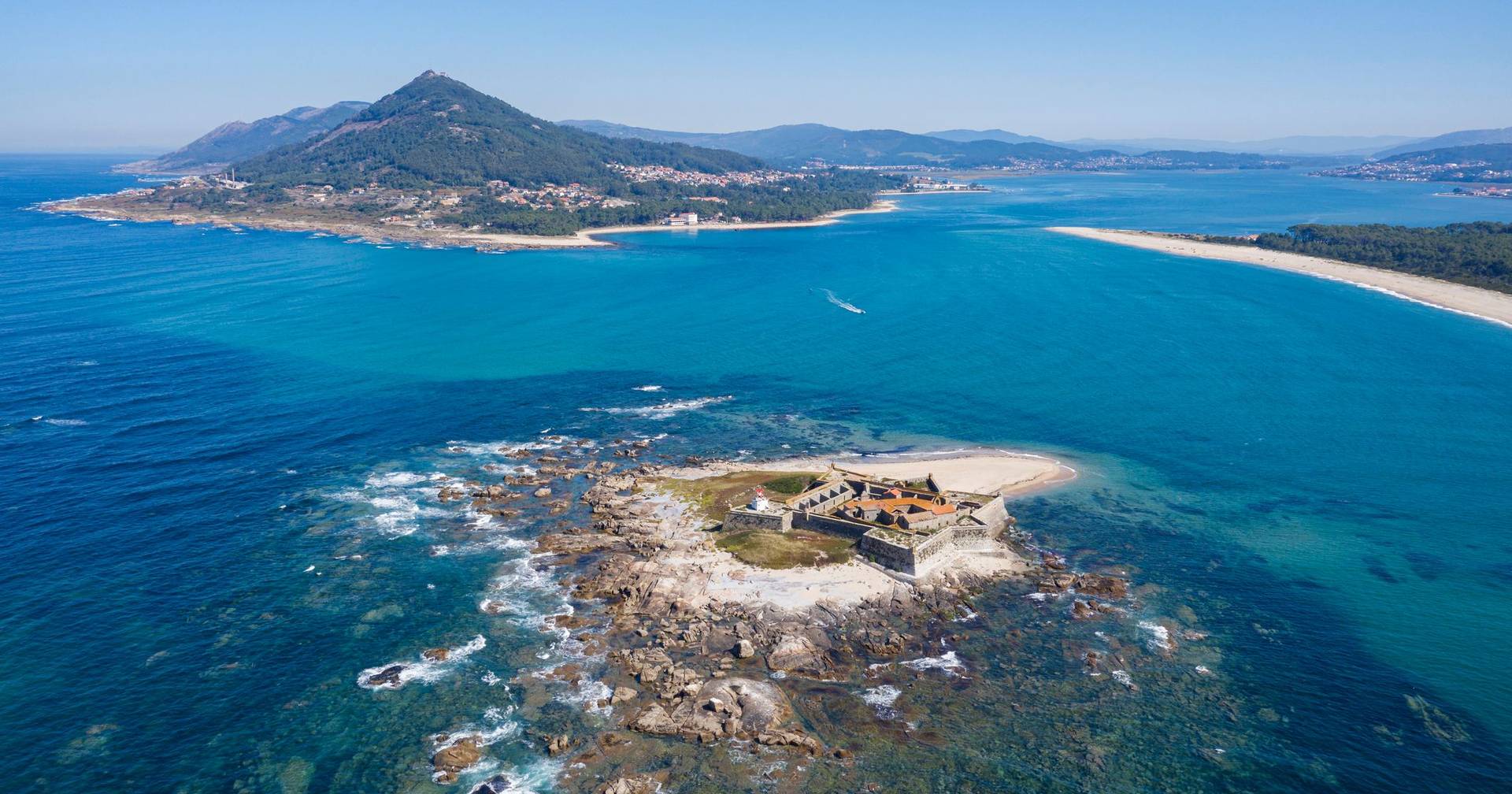 Há casas em risco de derrocada junto à praia de Moledo, em Caminha ...