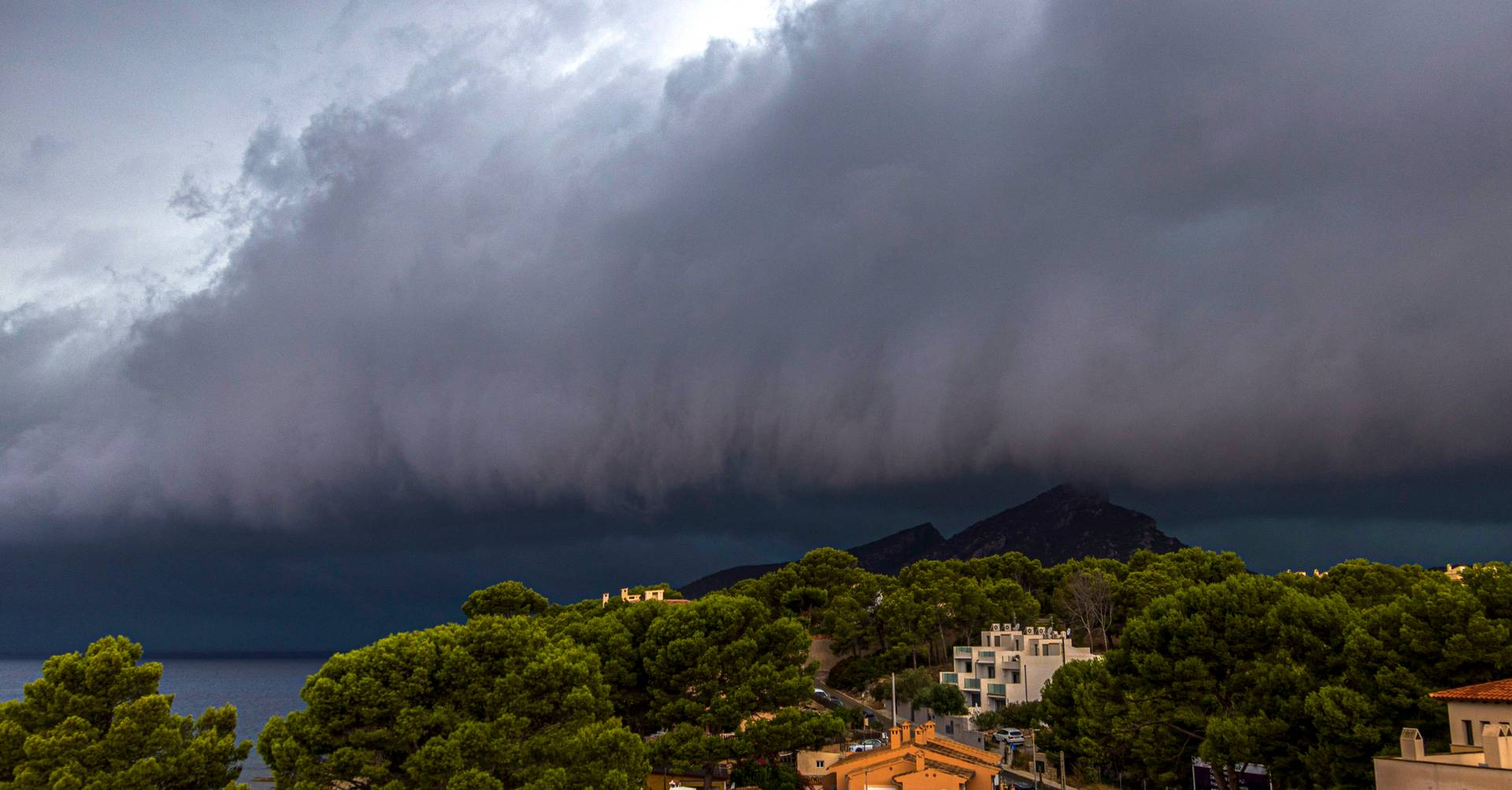 Ein Sturm verwüstet die spanische Insel Mallorca
