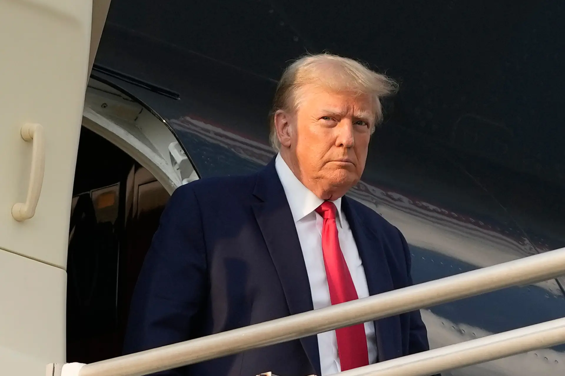 Trump multado pela segunda vez por comentários fora do tribunal