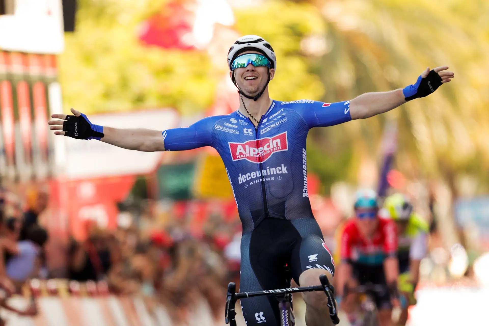Ciclista kaden Groves cruza a meta da 4.ª etapa da Vuelta em primeiro lugar.