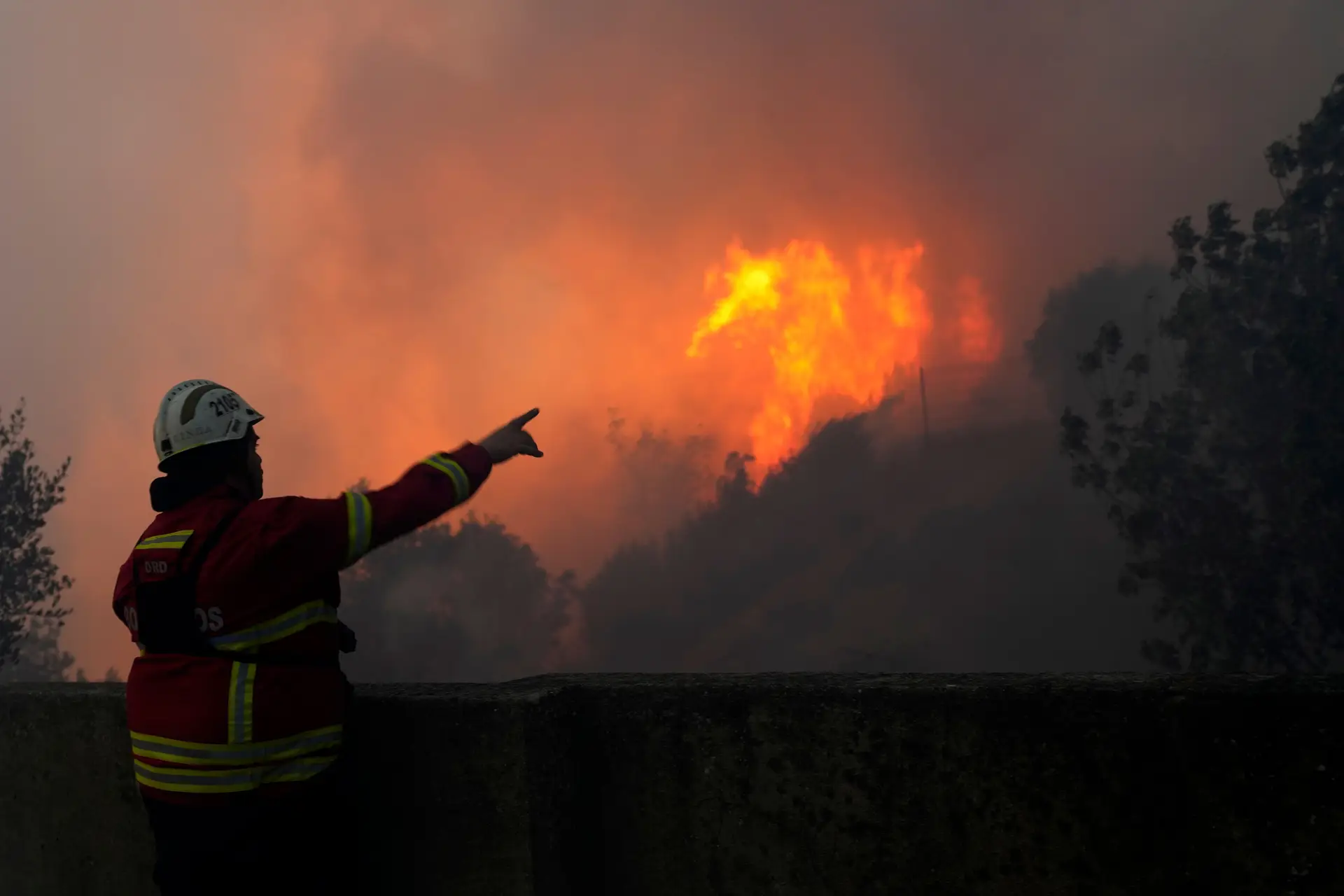 Suspeita de fogo posto em incêndio no Porto Moniz —