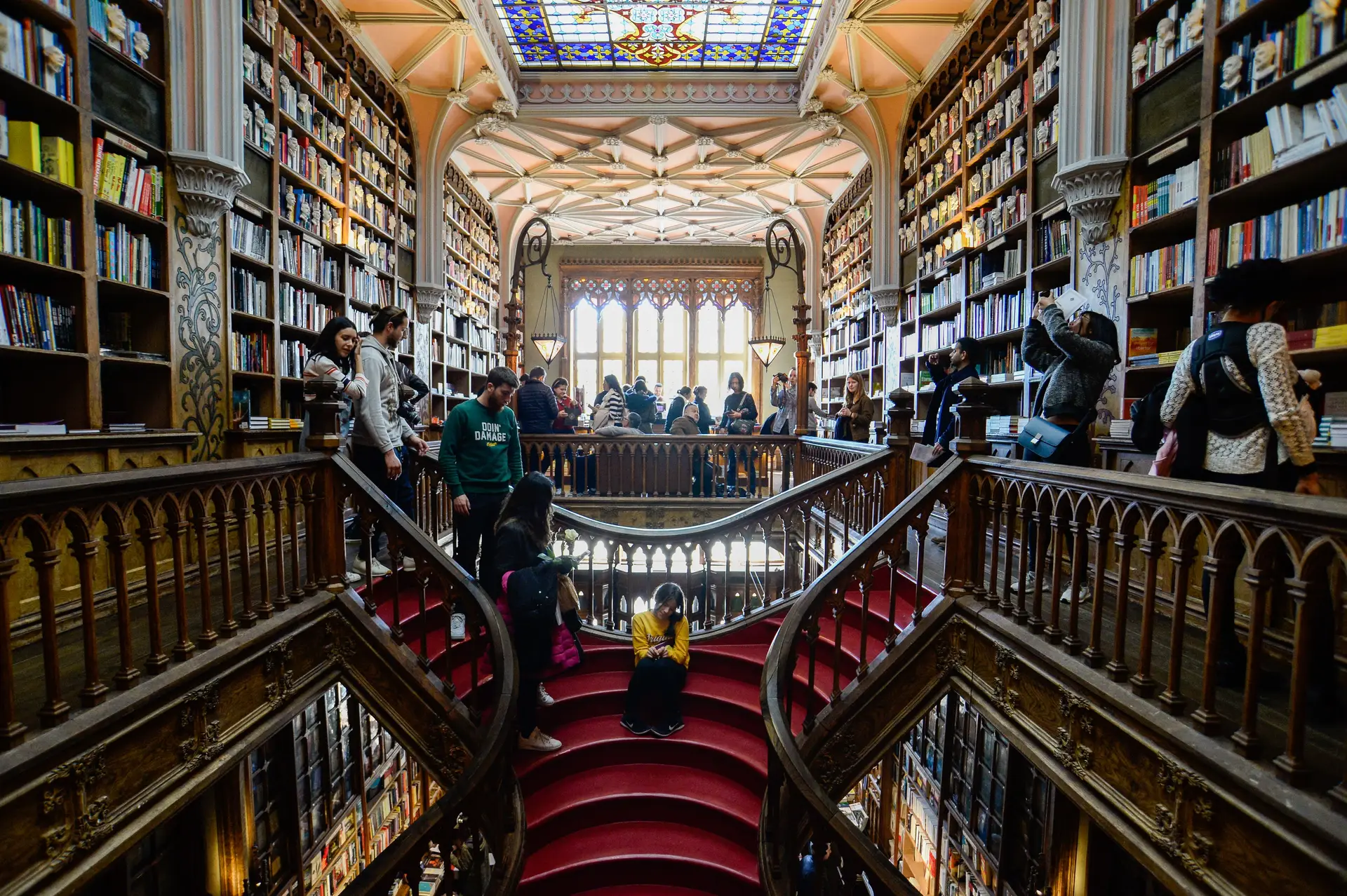 Interior da Livraria Lello, um dos pontos turísticos mais procurados do Porto