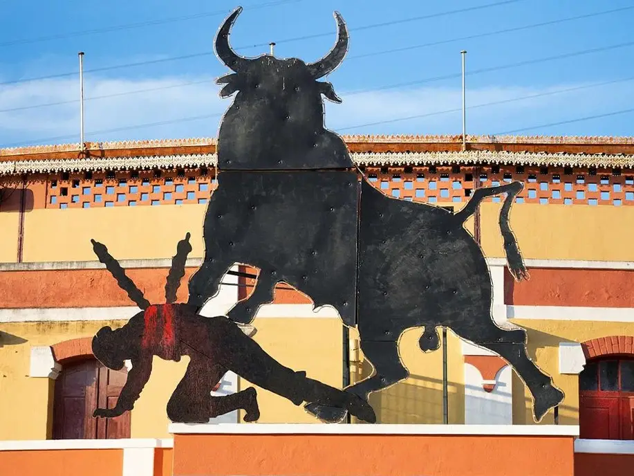 Na nova instalação de Bordalo II é o touro que espeta bandarilhas no  toureiro, Direitos dos animais