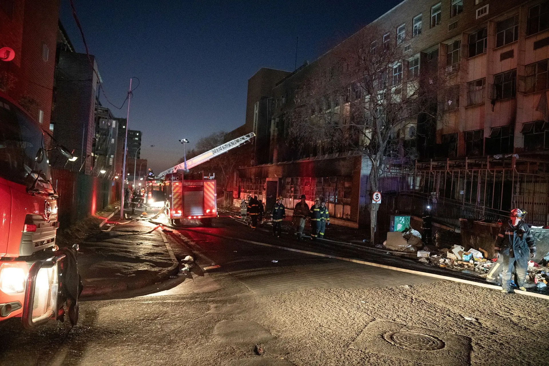 Incêndio num prédio em Joanesburgo faz dezenas de mortos