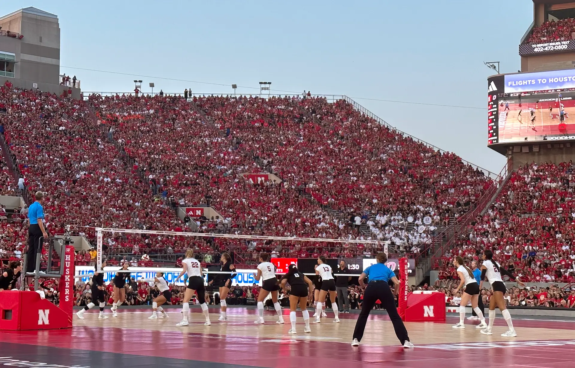 EUA: jogo de vôlei bate recorde de maior público em eventos esportivos  femininos