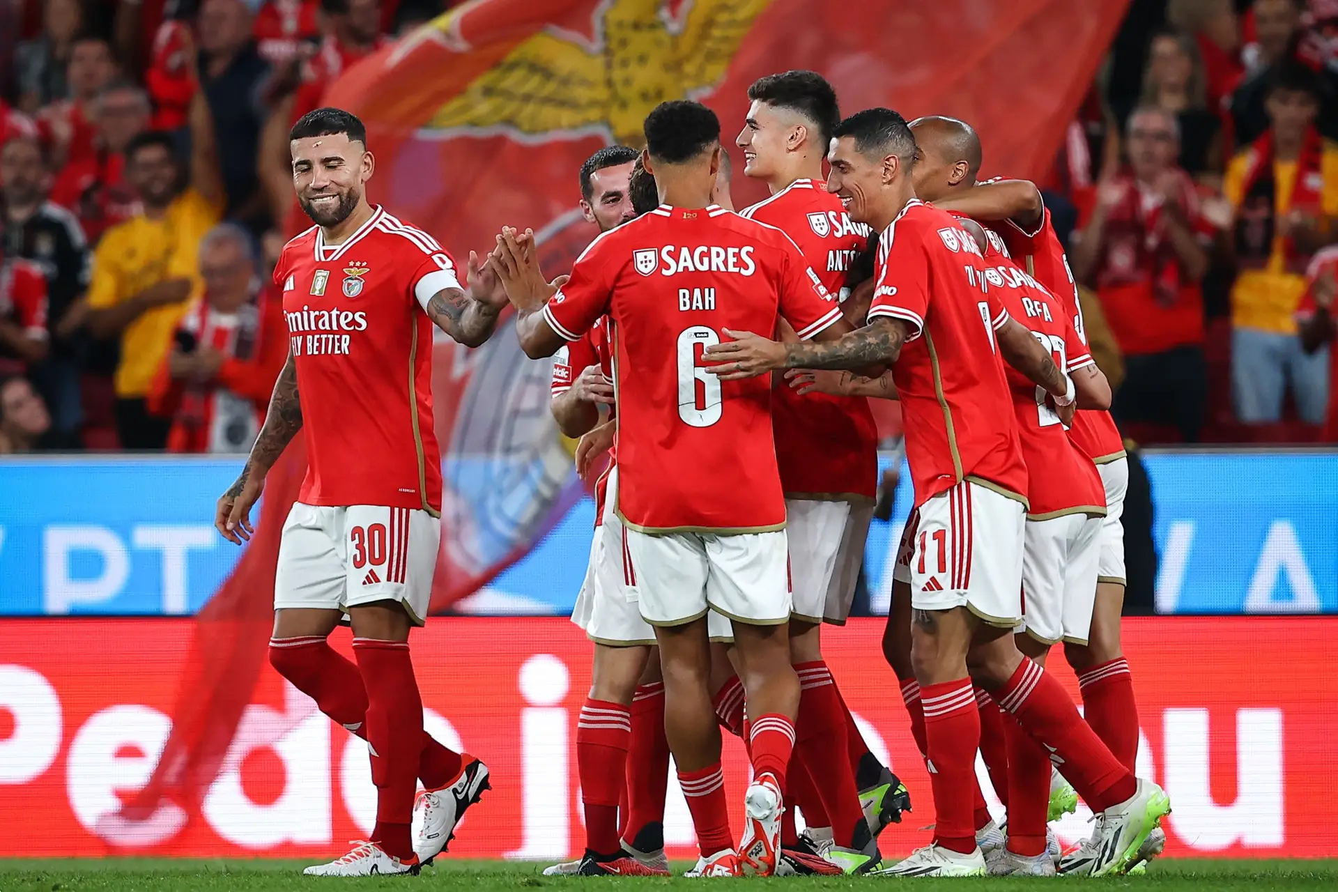 Benfica goleia Vitória SC no estádio da luz SIC Notícias