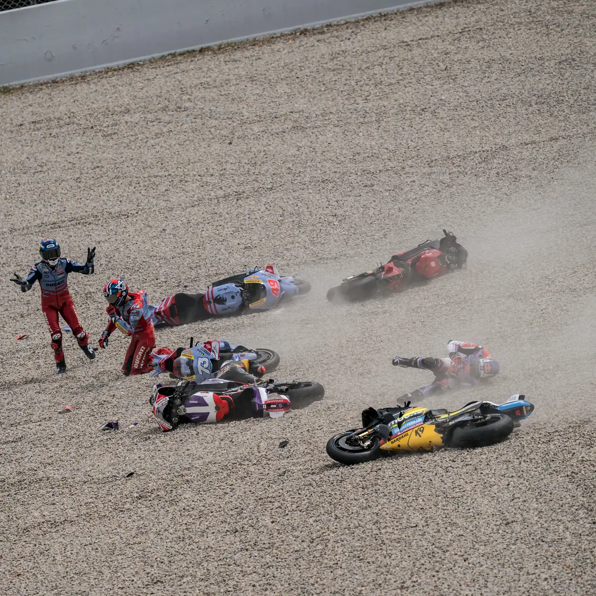 MotoGP: acidente aparatoso e caos no arranque do GP Catalunha - SIC Notícias