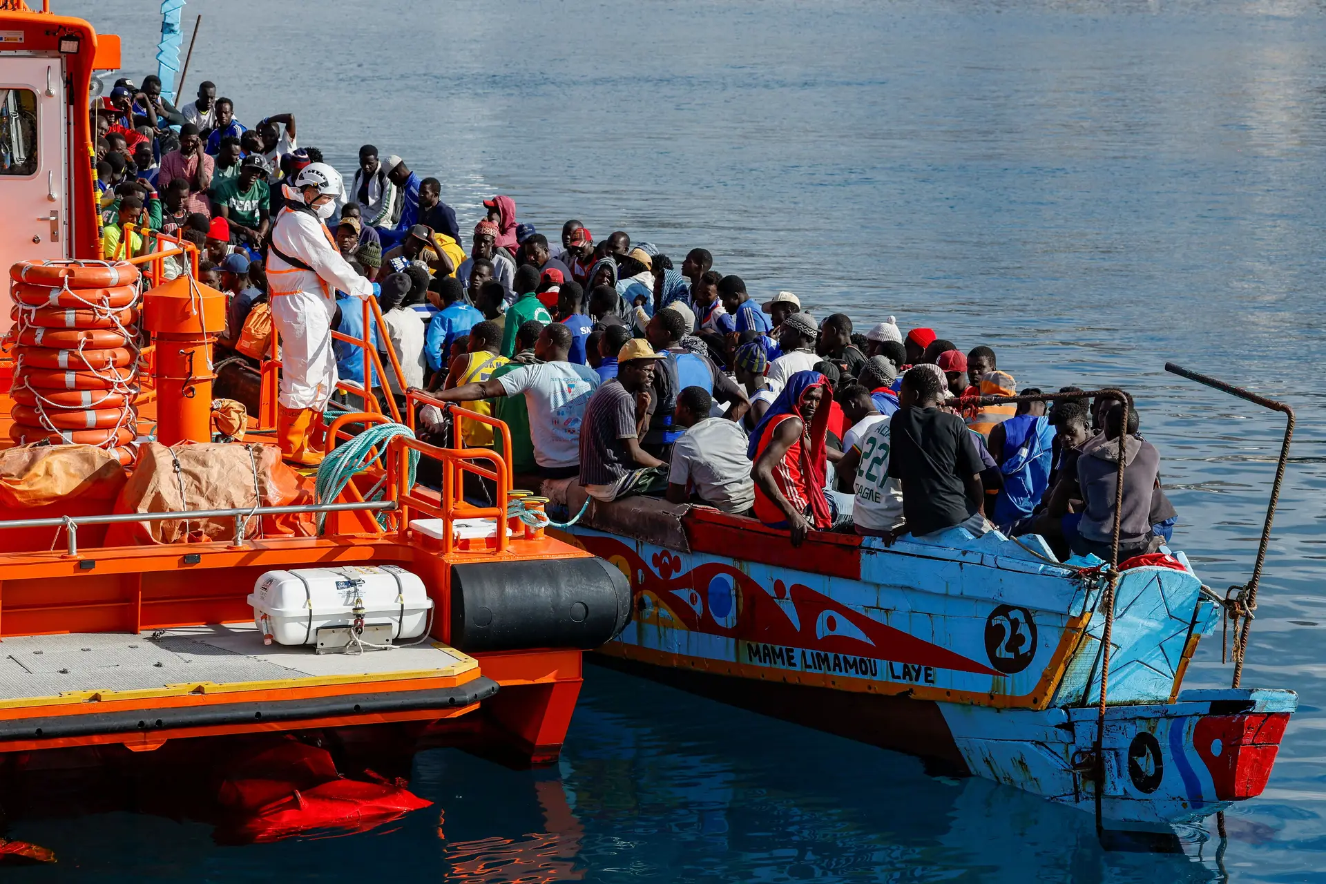 162 migrantes resgatados em barco de madeira nas Canárias